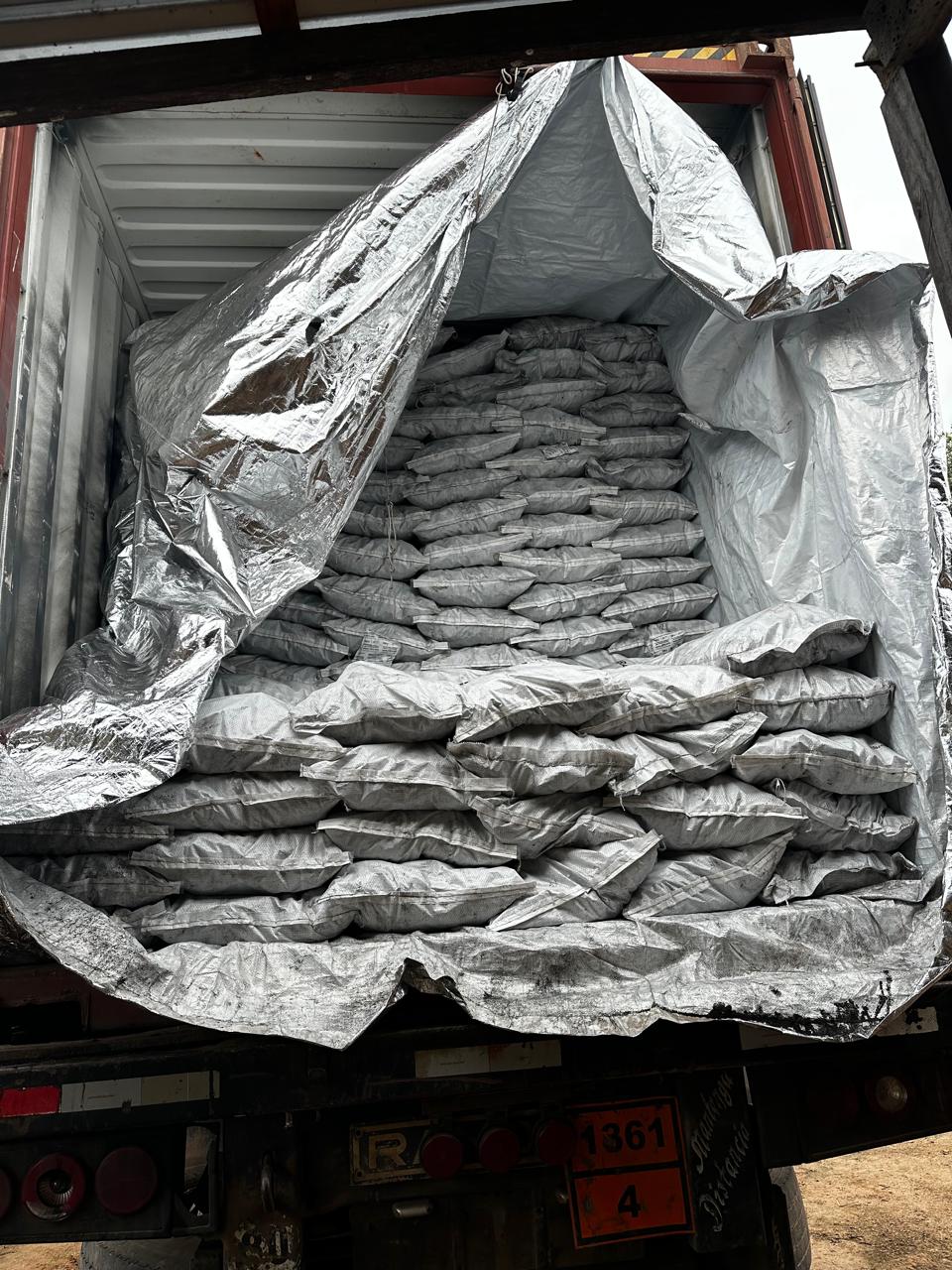 Bolsas de carbón apiladas dentro de un contenedor durante una operación de carga